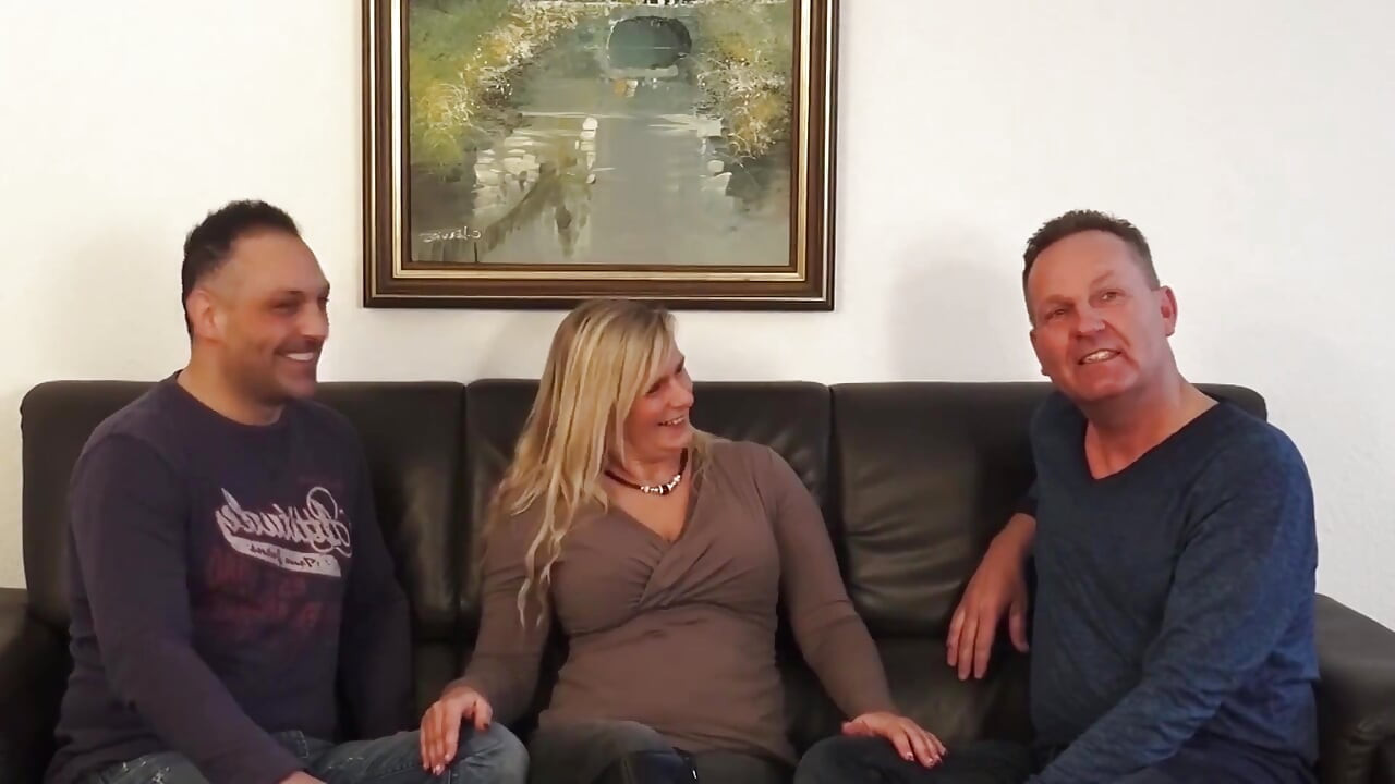 Dojrzała blondynka MILF podwójnie w zespole Hung Studs w dzikim trójkącie