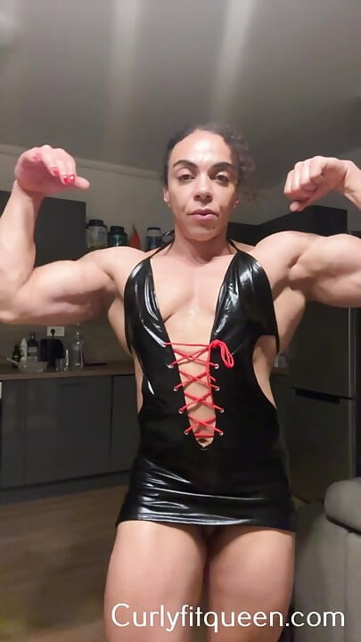Você pode suportar essa mamãe negra musculosa