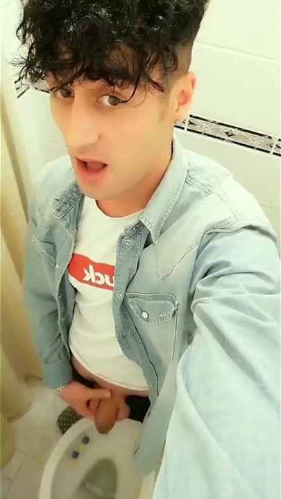Twink'in kendi sidiği var, sidik içmek için elini kullanıyor