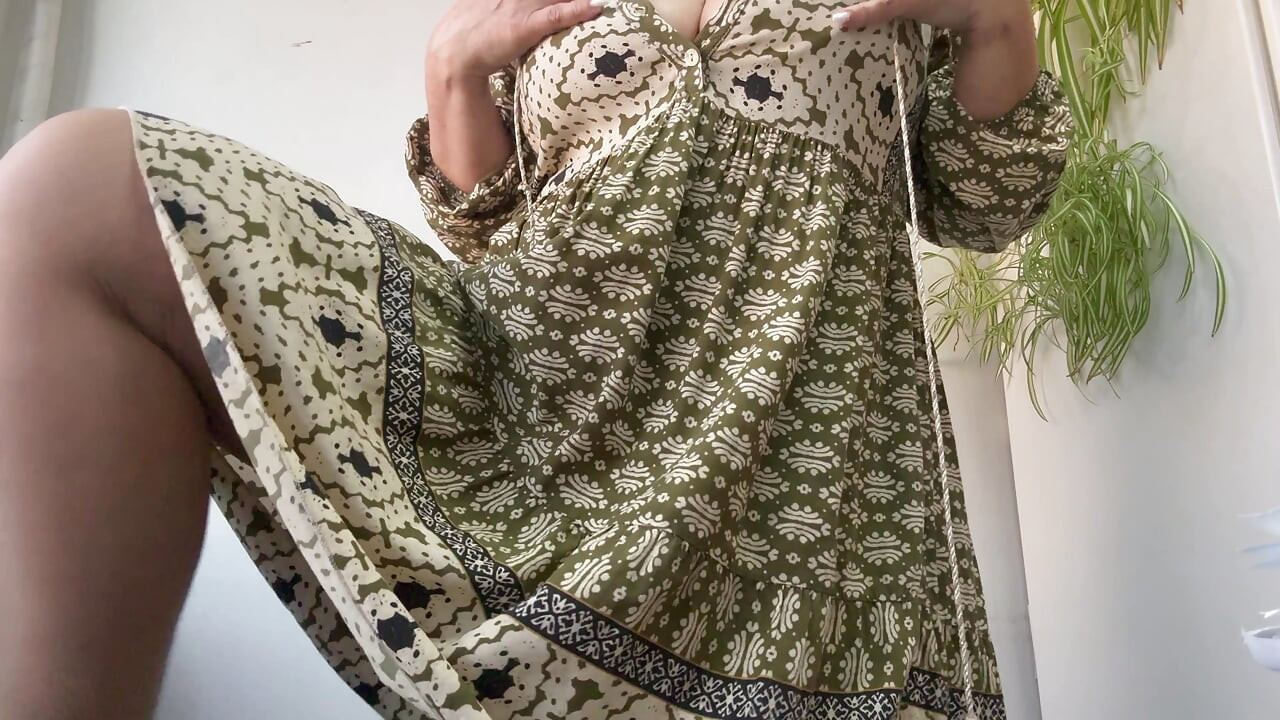 Geile reife stiefmutter in strümpfen und high heels masturbiert und steckt ihren fuß auf dem schreibtisch