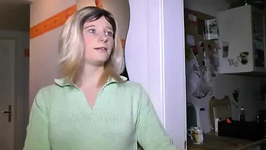 Azgın çift evde kanepede sert sikişiyor