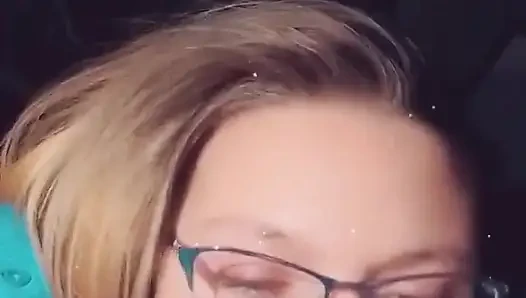 Сосет его член во время работы, Gotta сосет и работает