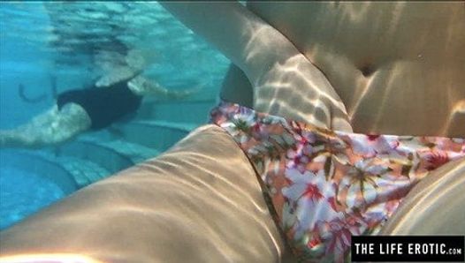Chica casi atrapada masturbándose en una piscina pública