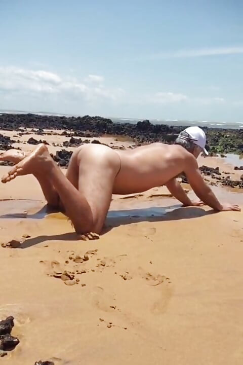 Ladysilva exhibe son cul sexy sur la plage en culotte