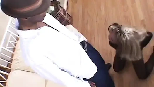 Симпатичная черная крошка сосет и трахается сочным черным хуем на диване и получает сперму