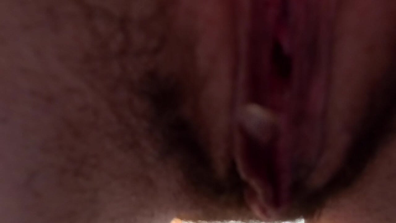 אישה משתינה ישירות למצלמה