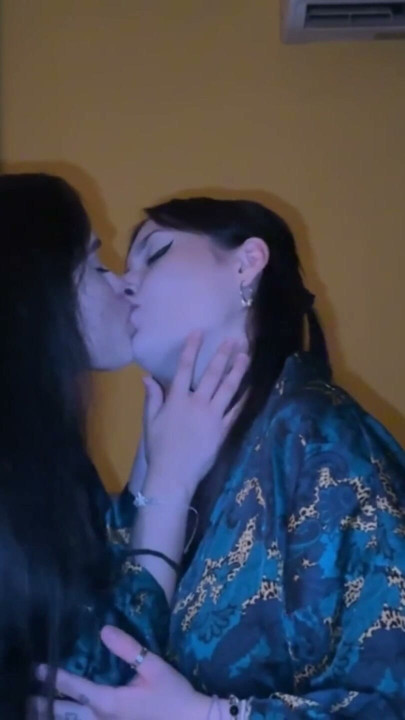 İki seksi lezbiyenin öpüşme ve orgazm derlemesi | Bölüm 1
