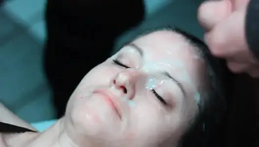 Dirtydees çifte boşalmalı boşalma seansında sırtüstü yatıyor