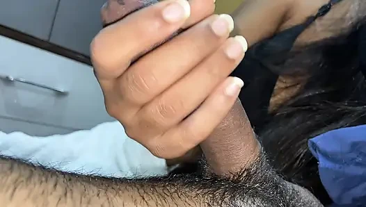 Adik tiriku ngisap kontolku pagi-pagi sambil ngomong jorok