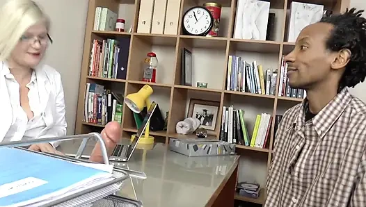 Genç adam pratikte bir ürologla seks yapıyor