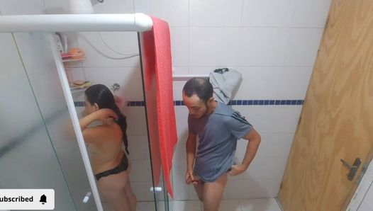 Der freche alte Stiefvater beobachtet seine Stieftochter unter der Dusche! und ließ sie einen Blowjob geben und seinen Schwanz in ihrer Musc