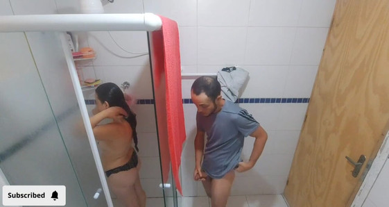 Un vieux beau-père coquin regarde sa belle-fille sous la douche ! et lui a fait faire une pipe et sentir sa bite dans sa chatte !