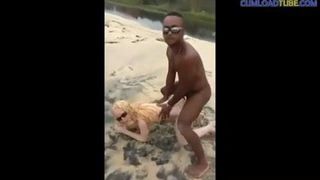 Als een baas - brunette en albino blondine geneukt op het strand