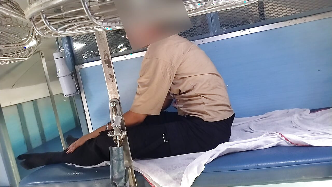 Showing a girl her thick cock in the train and then having sex in the OYO room, random girl fucked in the OYO room Hindi audio, train, xxx, porn, mms, sex