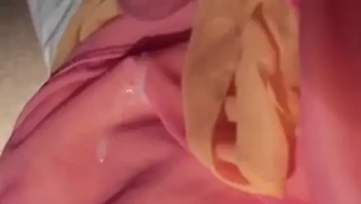 Tranny cums üzerinde ona favori babydoll nightie