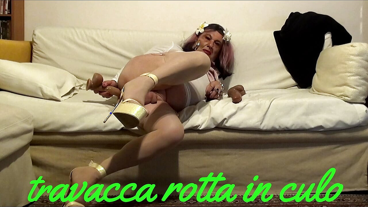Efeminat cu biciuitori hoți