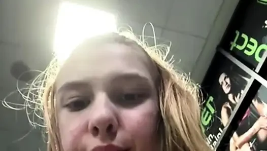 Fingering pussy in public jucielussie