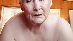 Desagradável avó mostrando sua buceta gorda enquanto ela esfrega com um vibrador