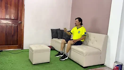 Güzel büyük memeli Brezilyalı kadın üvey babasına lezzetli bir sakso çekiyor.