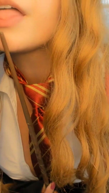 Zapanjujući trenutak iz "Hermione Granger, cosplay iz Harryja Pottera, crveno svjetlo, zeleno svjetlo, drkaj iz igre, VELIKA GUZA POKUŠAJ NE SVRŠITI"
