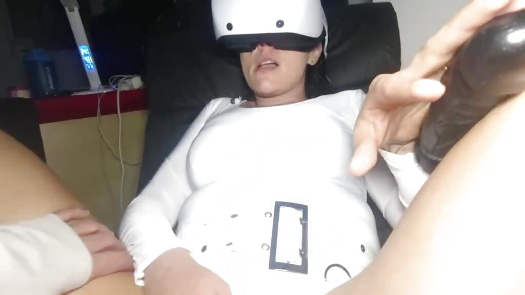 Atrapo a mi hermanastra jugando con gafas de vr