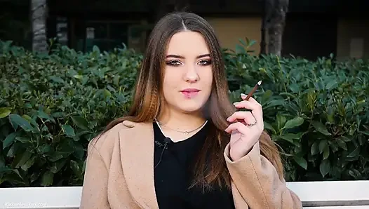 Gadis Rusia Lagi Istirahat Makan Siang Sambil Merokok 1 Cigs
