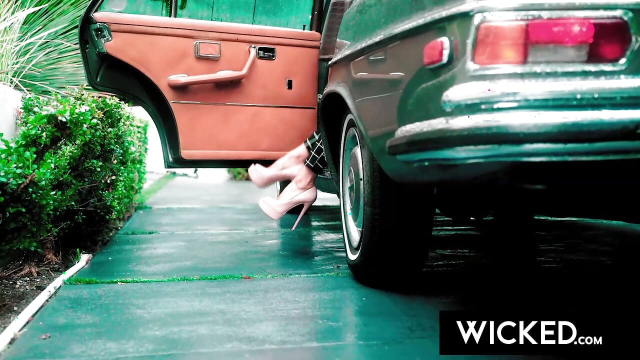 Wicked - tetona Octavia Red con garganta profunda y en cuatro con semental de motociclista