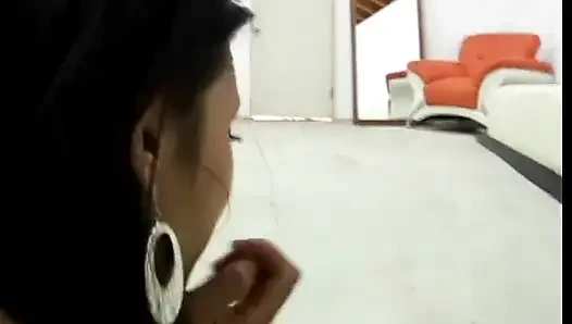 Schöner pov-blowjob von einer wunderschönen jungen brünette mit einem perfekten kleinen körper