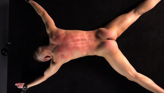 Twink Ian Levine związany i pobity biczowanie gejów bdsm