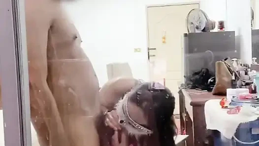 Große thailändische milf mit großen schönen titten fickt jungen mann