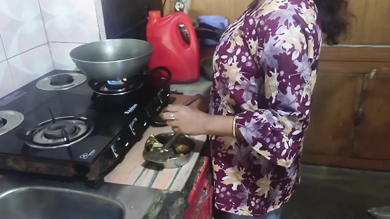 Wife sex at kichen when she fry fish masti time