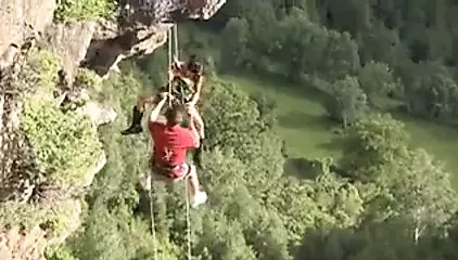 疯狂的登山者在半空中做爱