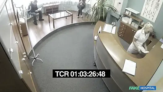 Студентка получает осмотр всего тела и сюрприз с кримпаем