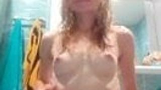 Garota russa se exibindo no chuveiro