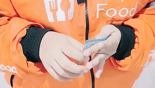 Siparişleri teslim etmek müşterilerle birlikte ödeme yapıyor