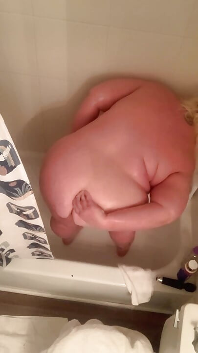 Peak a Boo View of Blancagirlbbw in the Shower