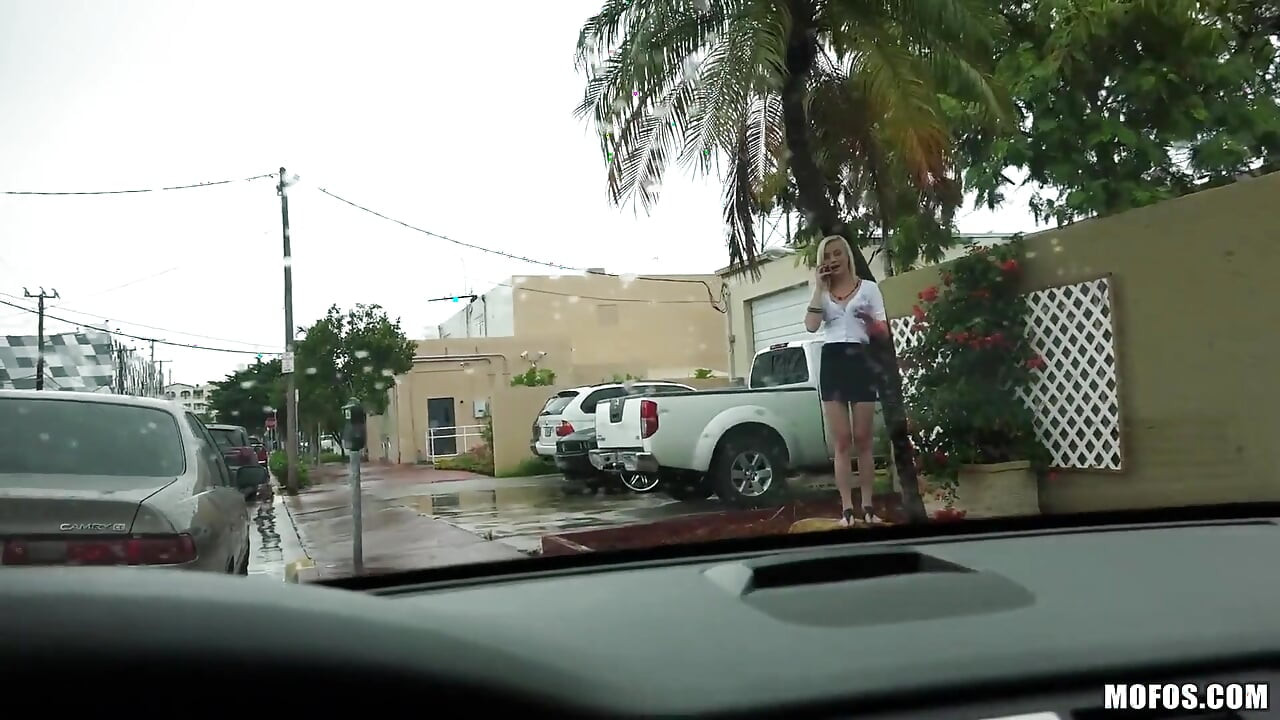 Stranded teens - la pequeña Maddy Rose siente un bulto y le hace una mamada a Tony antes de tomar su polla dura en el auto