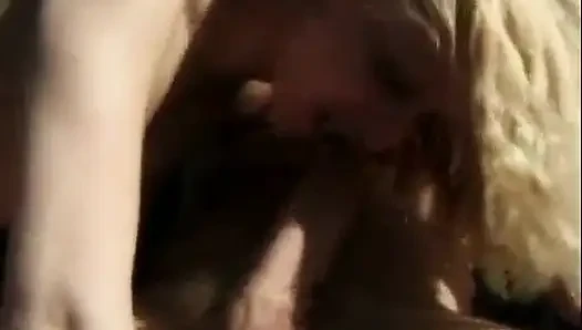 Cowok sange ngentot cewek rambut pirang dengan kaki pirang di belakang truk pickup