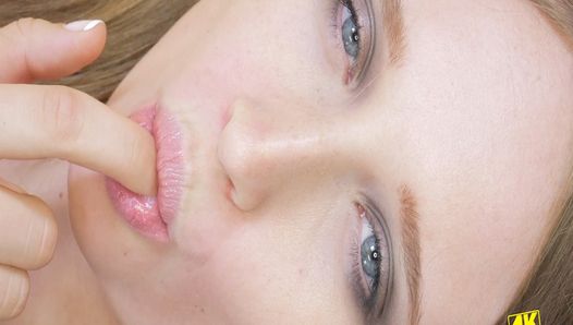 Gekreun en langzame aanrakingen van hete babe in 4k close -up
