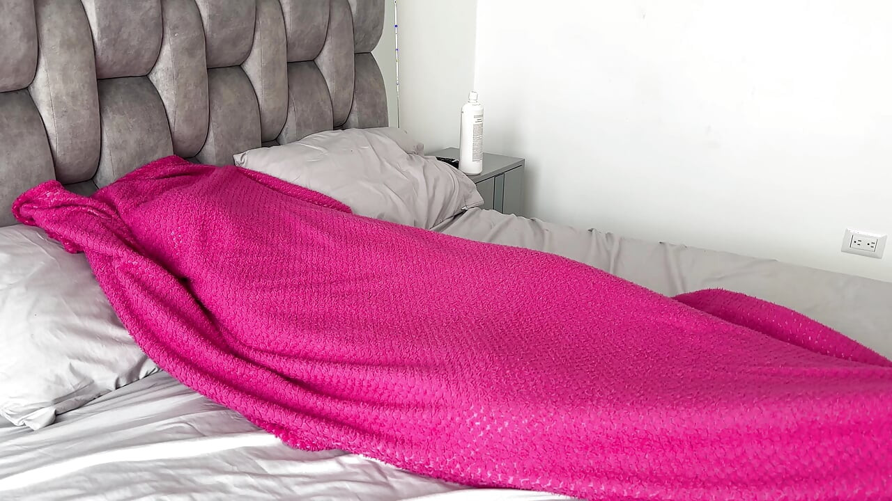 I confuse my horny stepsister thinking that she is my girlfriend, I end up penetrating her pussy strongly until I cum on her.