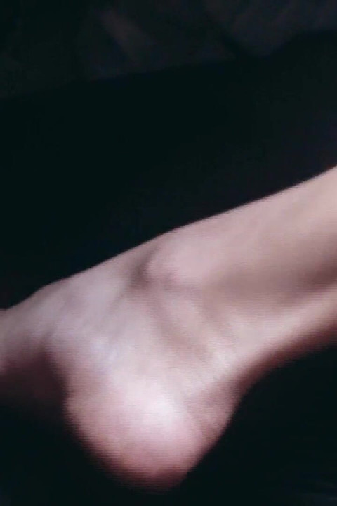 Çılgın çıplak ayaklı pedal yüksek yolda pompalıyor