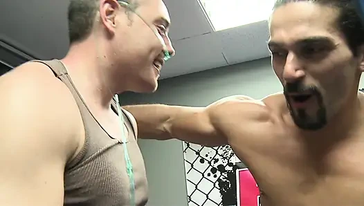 Милая радостная пизда юной киски широко пульсирует для гигантского жесткого удара по ней