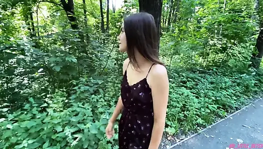 Gehen sie im wald mit lush endet mit sperma auf gesicht und haaren