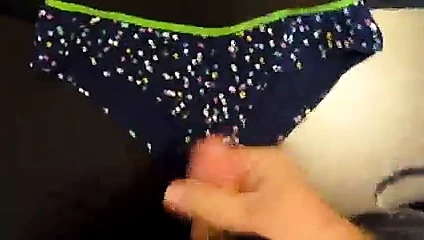 kw'nin külot üzerinde cumming