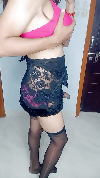 Meri Mummy ne ka raat is sexy dress our satin bra and stockings ko pahan ke do logo ke sath aisi chudwa rhi thi mano wah randi ho our mai