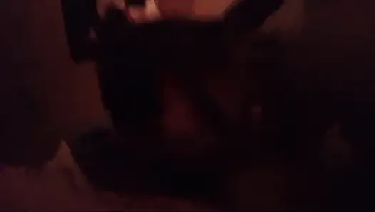 Yarağını emiyor ve götümde başka bir tane istiyorum