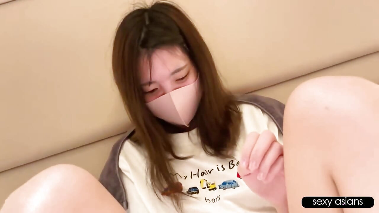 Pertemuan makan tengah hari berkelah. Band Tee Beauty jatuh ke dalam creampie tergesa-gesa.