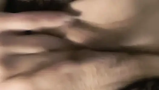 Aku lagi asik muasin memek sempitku pakai mainan seks
