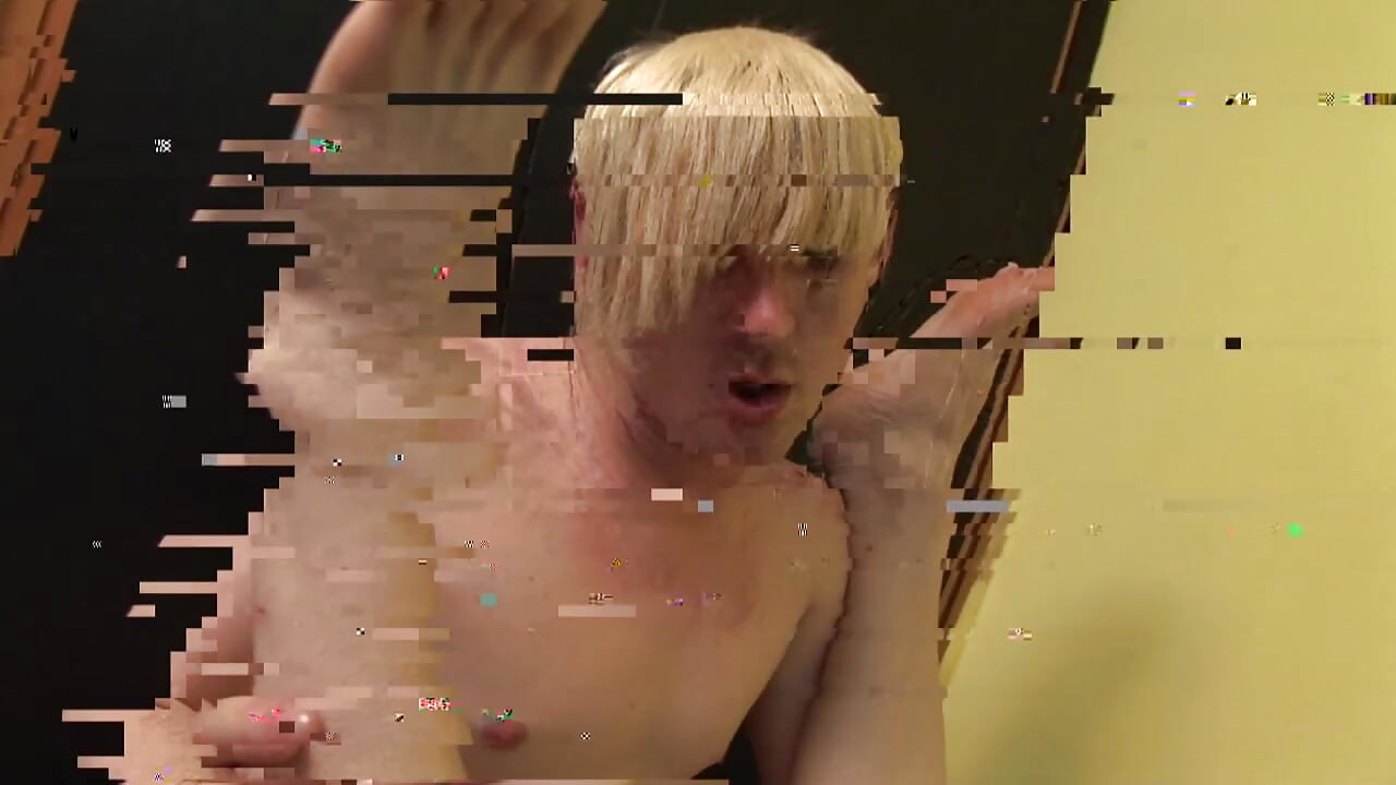 他像一个肮脏的荡妇一样跳到我的鸡巴上