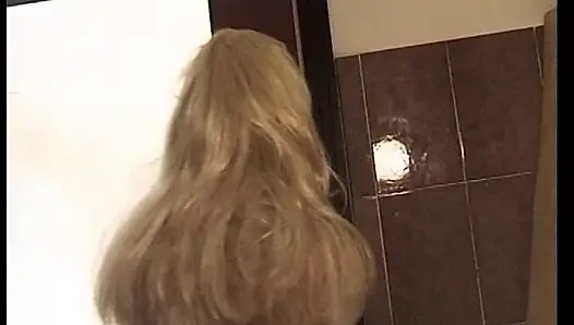 Sarışın hatun buharlı üçlü sekste çifte sikiliyor